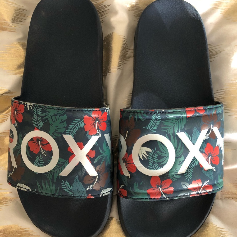 Roxy sandles size 7 sits a size 6